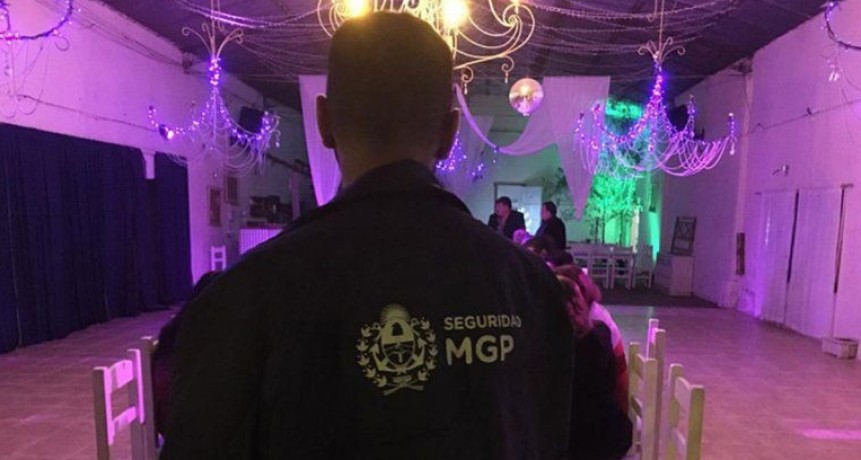 Confundieron a polic&iacute;as con stripers en una fiesta clandestina de swingers