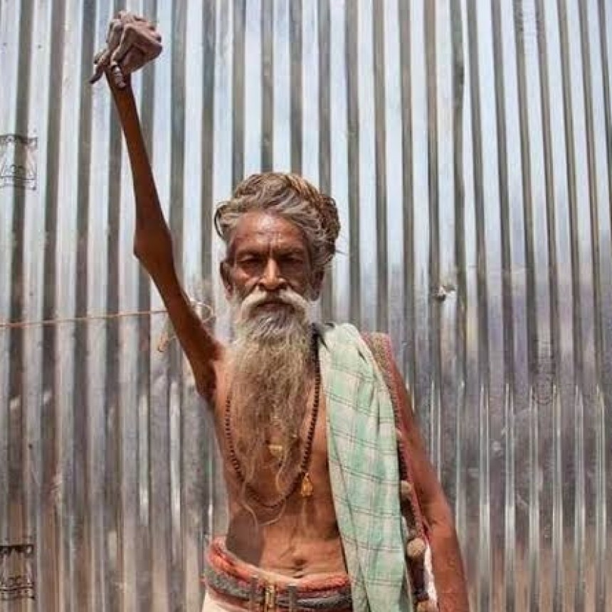 Un hombre sostiene su brazo en alto desde hace 48 a&ntilde;os por la paz