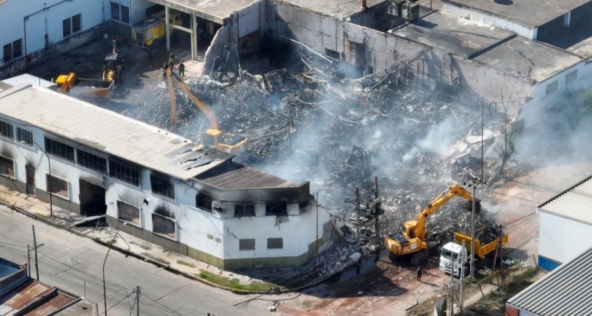 Contin&uacute;an los trabajos en la distribuidora incendiada