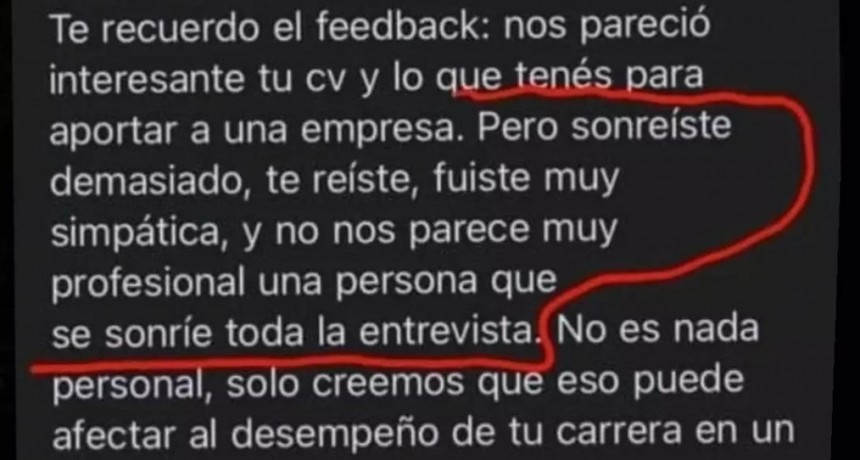 Fue a una entrevista de trabajo en un restaurante y la rechazaron por sonre&iacute;r mucho