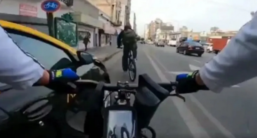 "Bicibandido" choca a prop&oacute;sito autos que cometen infracciones