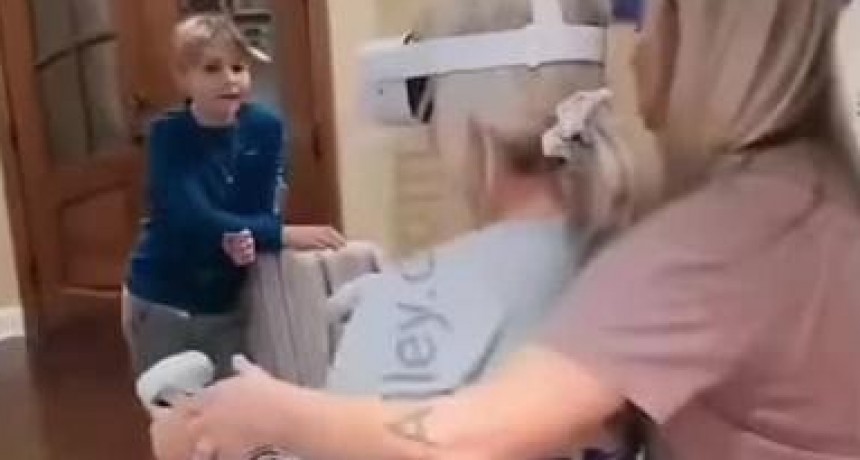 Abuela le pega a su nieto usando un casco de realidad virtual