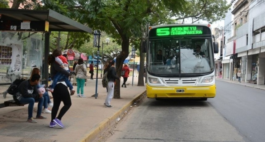 Empresarios de colectivos est&aacute;n a la espera de fondos para evitar un paro