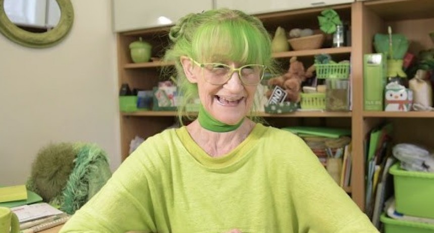 Mujer hace m&aacute;s de dos d&eacute;cadas se viste de verde