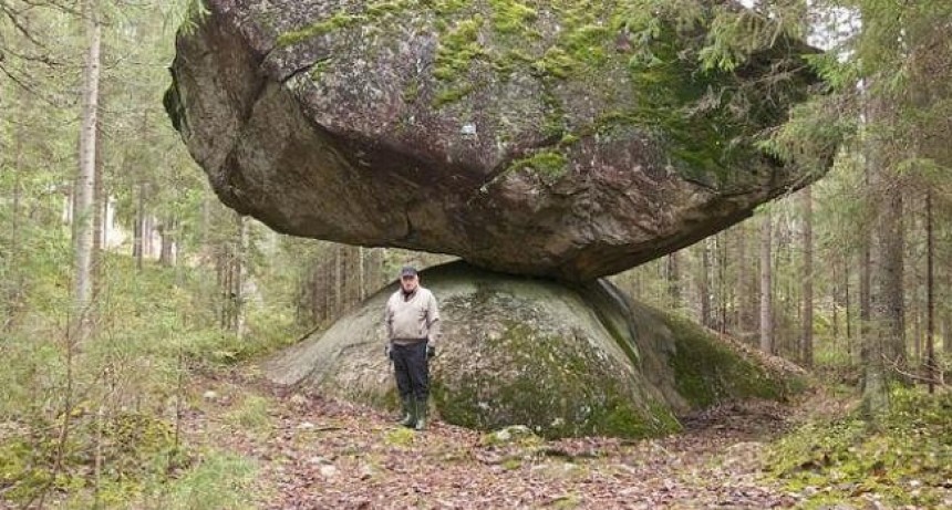 Piedra inmensa se apoya sobre otra sin moverse