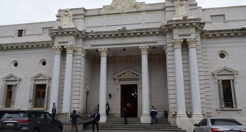 El paro en Santa Fe tiene su acto principal frente a la Legislatura.