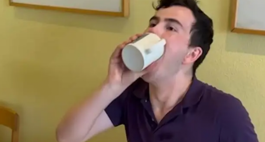 Alem&aacute;n hace fondo blanco de caf&eacute; en tres segundos