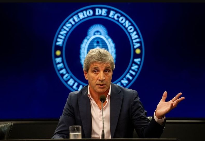 Luis Caputo neg&oacute; que el acuerdo con el FMI incluya una devaluaci&oacute;n