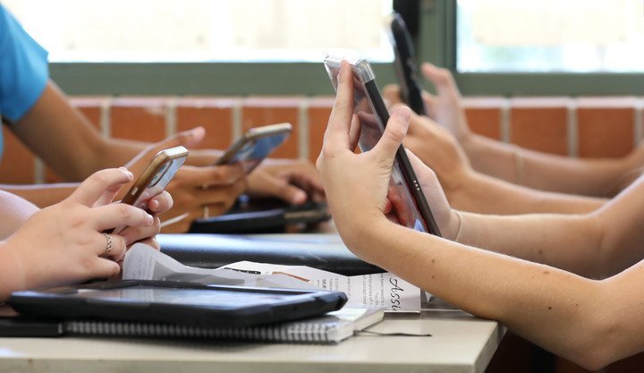 Regulan celulares en las escuelas