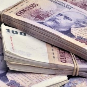 Los bancos empiezan a cobrar a empresas por dep&oacute;sitos en efectivo 