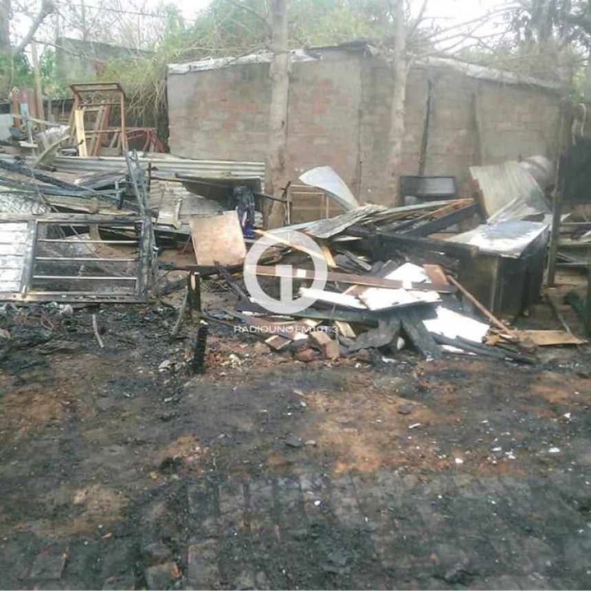 Familia de barrio Abasto pide ayuda tras perder su casa en un incendio