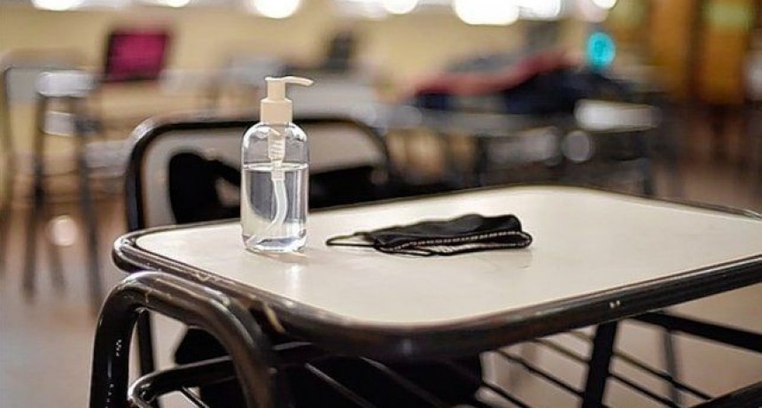 Madres y padres se concentraron frente a Casa de Gobierno para dialogar con Trotta sobre la vuelta a la presencialidad escolar