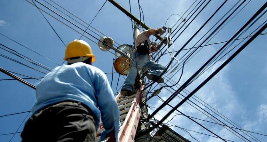 Vecinos del Barrio Jard&iacute;n reclaman mal funcionamiento de la tensi&oacute;n el&eacute;ctrica y piden sustituci&oacute;n de cables