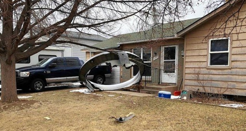 Cayeron fragmentos de un avi&oacute;n sobre casas en la ciudad de Denver