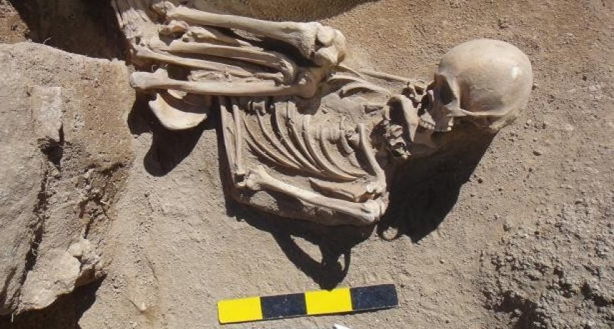 Investigadoras encontraron una m&aacute;scara de cobre de m&aacute;s de 3000 a&ntilde;os en tumbas prehisp&aacute;nicas en Catamarca