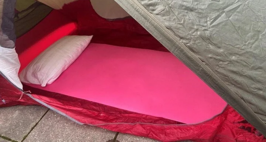 Una joven pretende subalquilar su balc&oacute;n con una carpa en Suiza