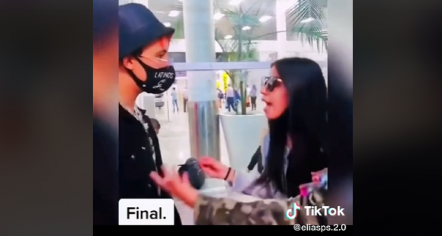 Chica es recibida en aeropuerto por dos novios
