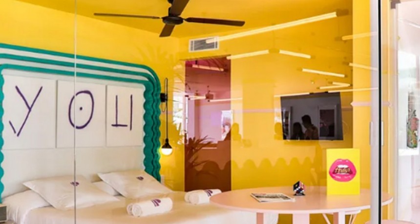 Influencer acept&oacute; hospedarse en una habitaci&oacute;n transparente