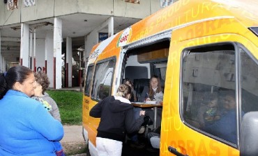 La oficina m&oacute;vil municipal atiende en Pro Mejoras Barranquitas 