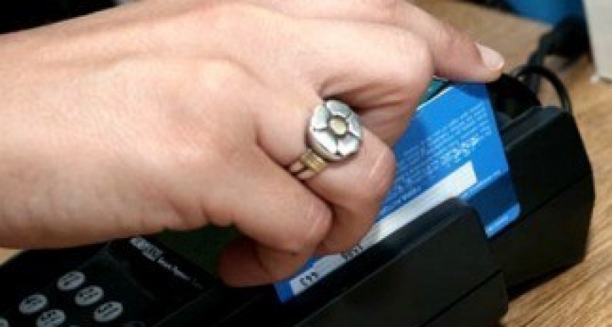Todos los comercios deber&aacute;n aceptar tarjetas de d&eacute;bito en una semana 