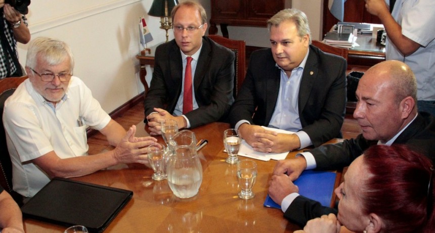 La provincia pagar&aacute; aumentos por decreto y descontar&aacute; d&iacute;as de paro 