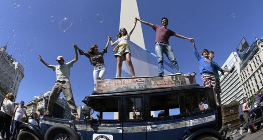 Una familia volvi&oacute; a la Argentina tras recorrer el mundo durante 20 a&ntilde;os en un auto de 1928