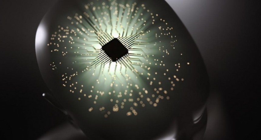 Presentan chips cerebrales para controlar dispositivos con la mente