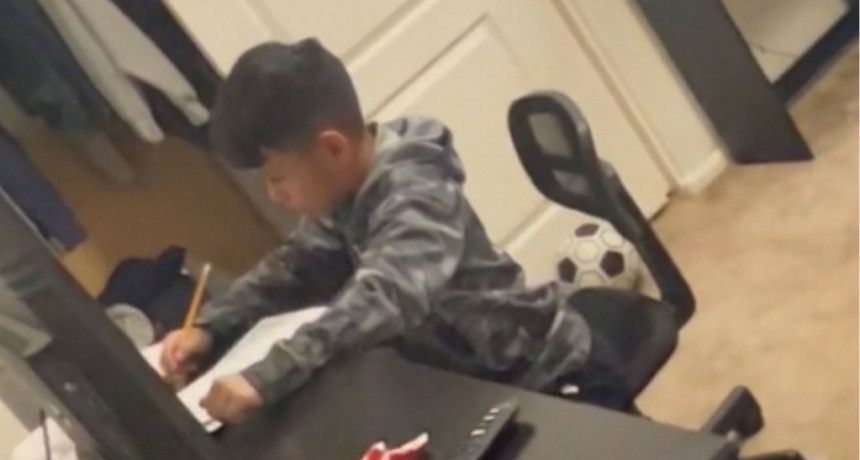 Madre descubre que su hijo pide ayuda a Alexa para hacer la tarea