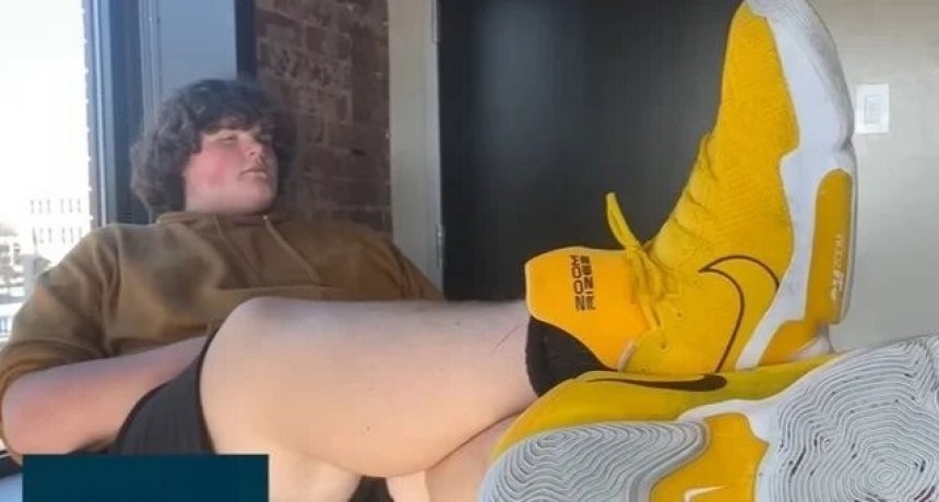 Adolescente no consigue zapatillas porque calza 59