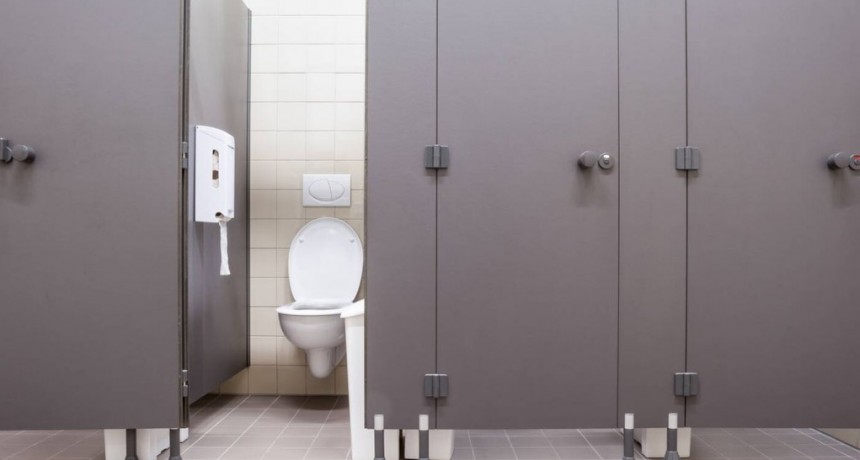 Pareja se casa en ba&ntilde;o de estaci&oacute;n de servicio