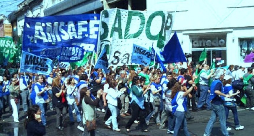 Estatales analizan la propuesta del Gobierno mientras docentes est&aacute;n de paro 