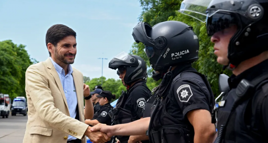 Pullaro eval&uacute;a indultar a expolic&iacute;as