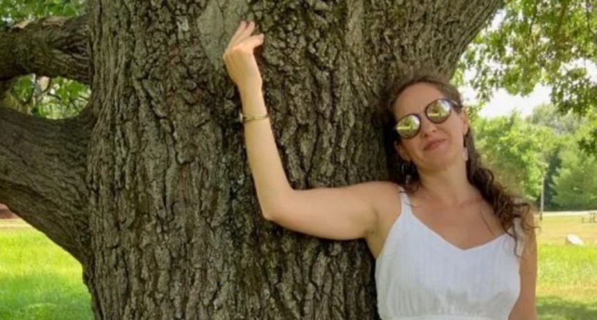 Mujer confiesa relaci&oacute;n er&oacute;tica con un &aacute;rbol