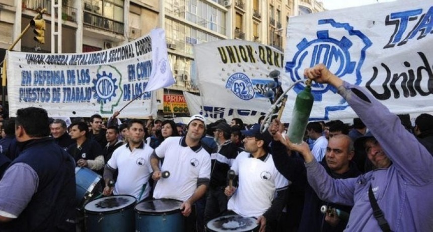 Metal&uacute;rgicos amenazan con medidas de fuerza