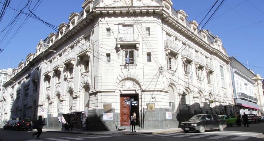 Los bancos dar&aacute;n n&uacute;meros a quienes est&eacute;n en la fila una hora antes del cierre