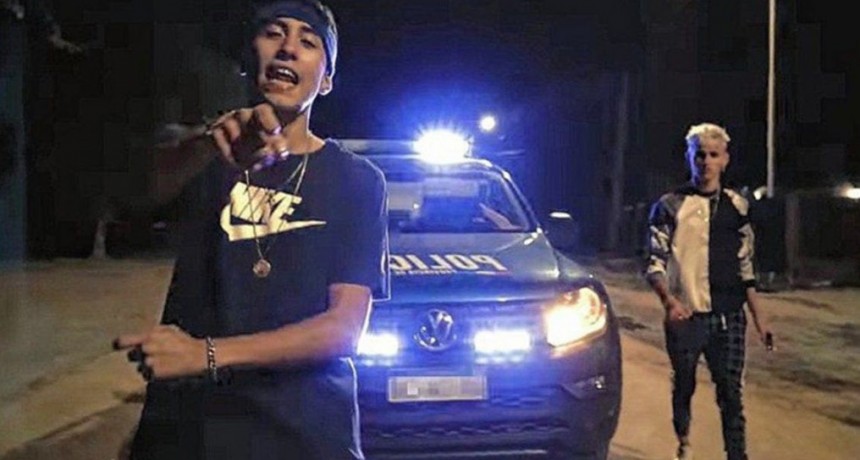 Un patrullero de la polic&iacute;a de Santa Fe aparece en un videoclip de dos traperos