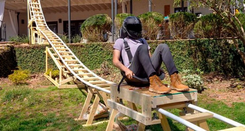 Un joven arm&oacute; una monta&ntilde;a rusa en el patio de su casa