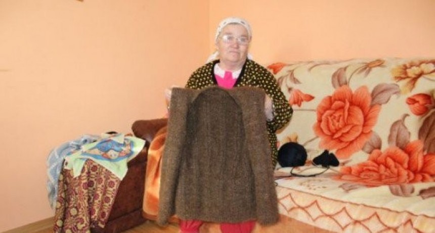 Una mujer teji&oacute; un chaleco con su propio pelo
