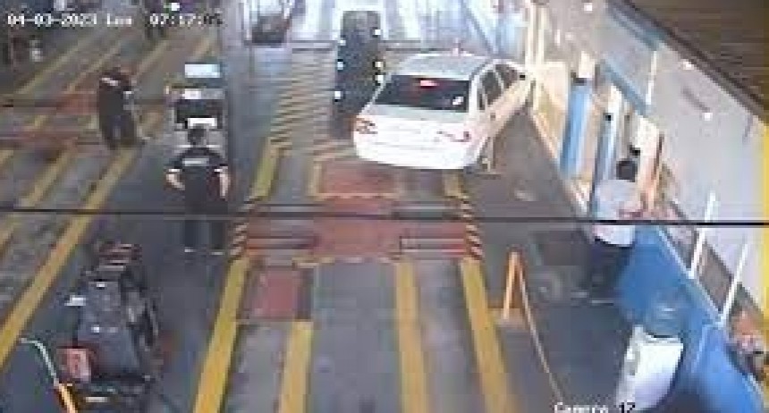 Conductor choca una oficina mientras hac&iacute;a la verificaci&oacute;n t&eacute;cnica vehicular