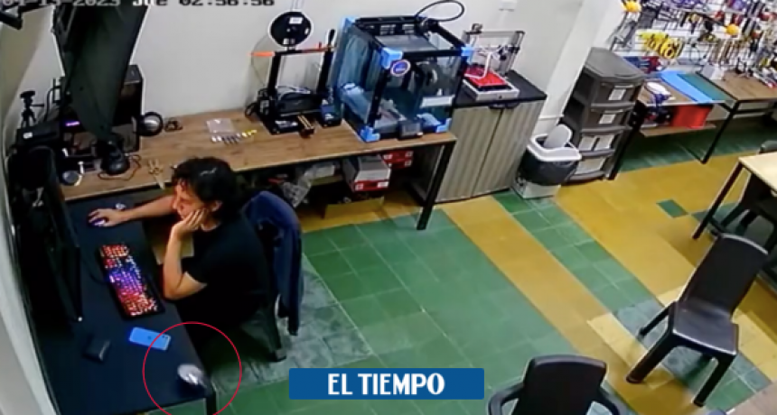 Taza y silla se mueven de la nada en una oficina