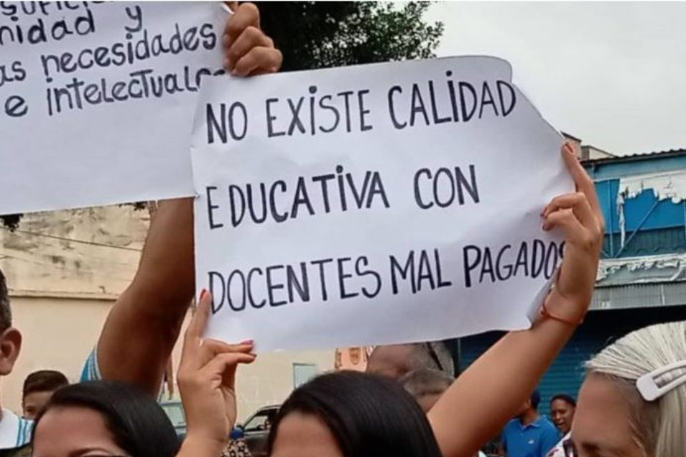 Docentes consideran que no alcanza con empatarle a la inflaci&oacute;n