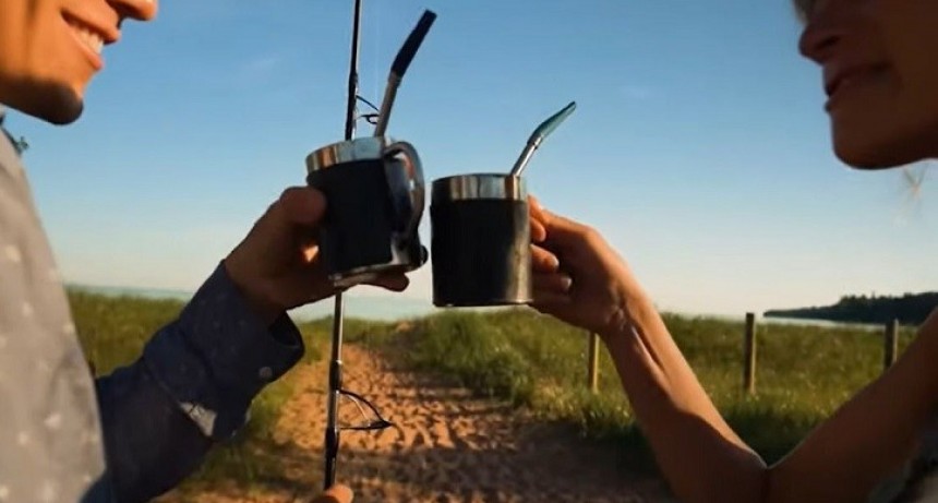 Un Estadounidense copi&oacute; la forma de tomar mate para tomar caf&eacute;