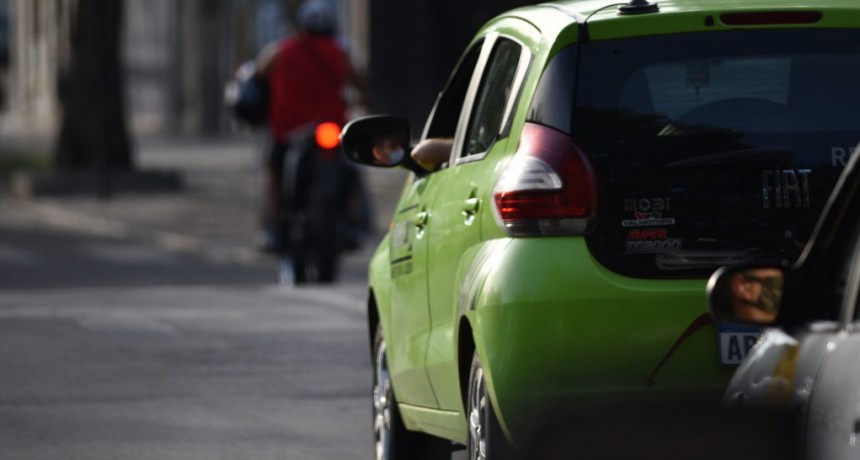 Ladrones se subieron a un remis en movimiento y le robaron al chofer