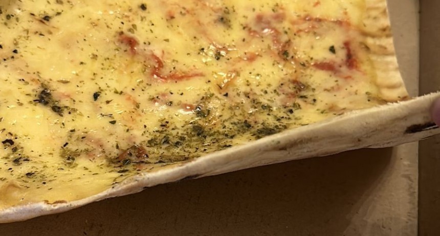 Cliente critic&oacute; pizzer&iacute;a porque considera que le enviaron una &ldquo;hoja A4 con queso&rdquo; 