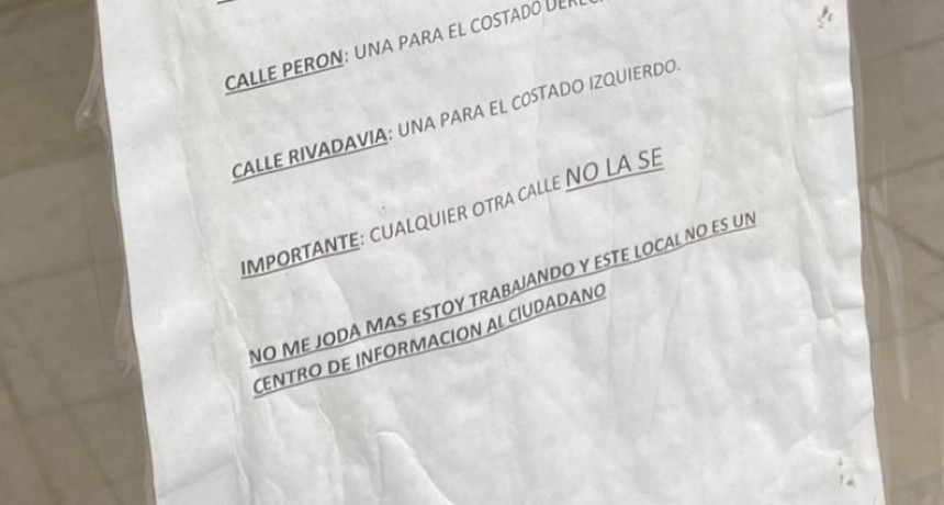Comerciante peg&oacute; un cartel en la puerta de su local para que dejen de preguntarle por ubicaci&oacute;n de calles