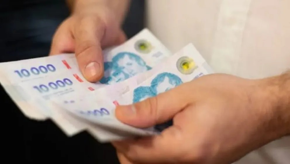 El salario m&iacute;nimo cay&oacute; un 32% desde noviembre del 2023