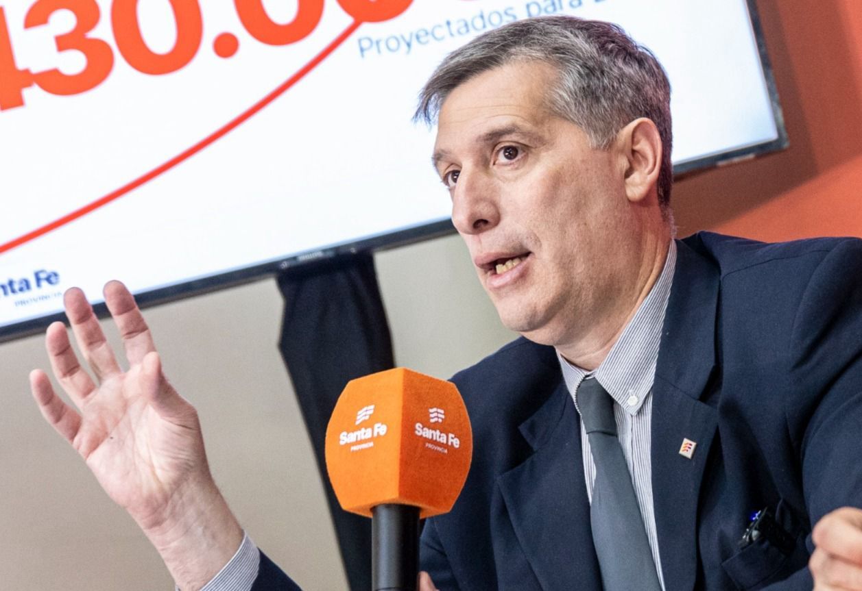 Olivares explic&oacute; a diputados el proyecto de endeudamiento para obras