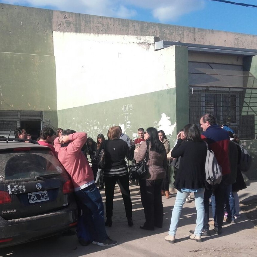 Docentes se reunir&aacute;n en el ministerio de Trabajo por la vicedirectora despedida 