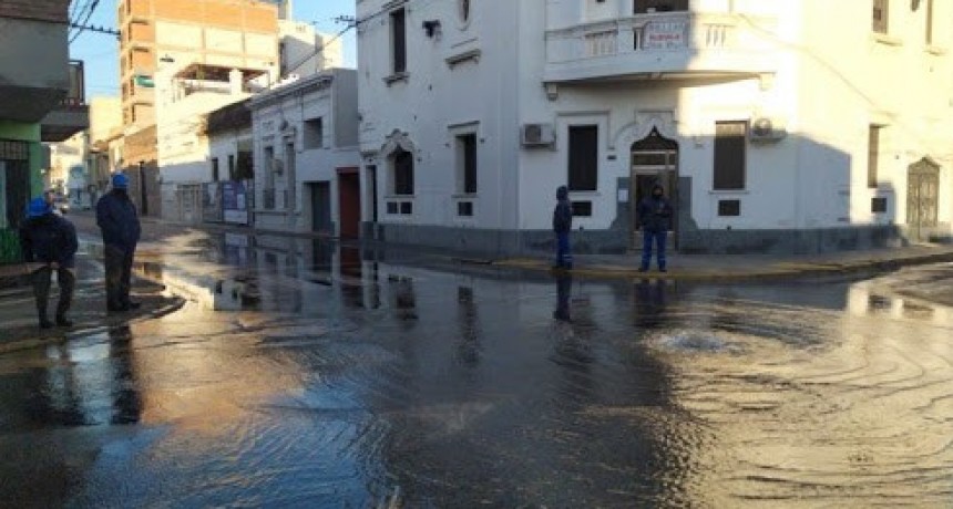 El tr&aacute;nsito esta interrumpido en 4 de enero y Eva Per&oacute;n por la reparaci&oacute;n de un ca&ntilde;o de Aguas Santafesinas