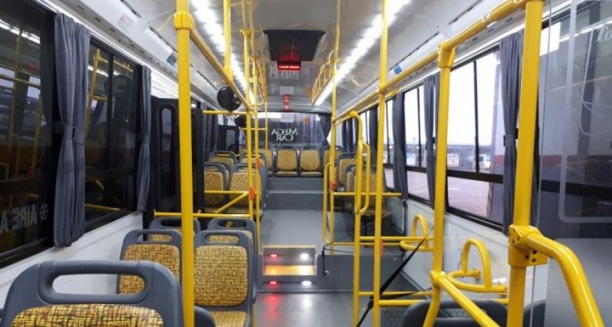 Los pasajeros cierran las ventanillas en colectivos de la ciudad
